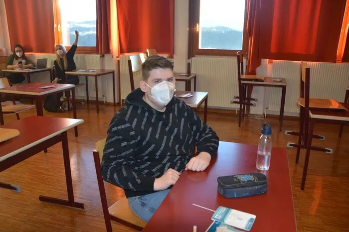 Ähnlich sieht es ihr Klassenkamerad Dominik Puchas, der den Unterricht von daheim als sehr mühsam empfunden hat. Obwohl er meint, die Lehrer hätten den Online-Unterricht mittlerweile gut im Griff, empfand er das Distance-Learning auf Dauer sehr anstrengend. Auch die durchgeführten Online-Tests sieht er kritisch, da die Schüler hier schon zum Schummeln neigen, so Puchas.