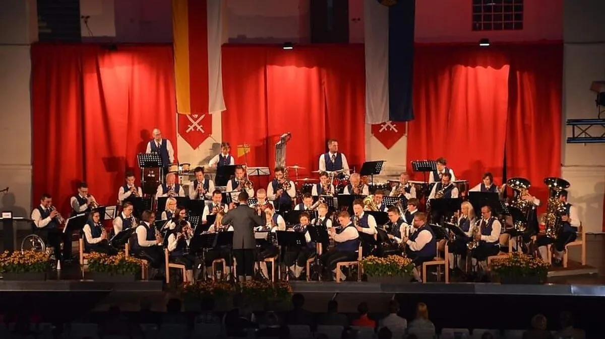 Die Marktkapelle Eberndorf-Kühnsdorf bei der "Klingenden Sommernacht" im Stift Eberndorf im Jahr 2018