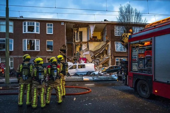 Die Decken stürzten aufeinander. Erheblichen Schaden gab es auch in den benachbarten Teilen des Wohnkomplexes, wo sich Teile der Außenmauern verschoben hatten.