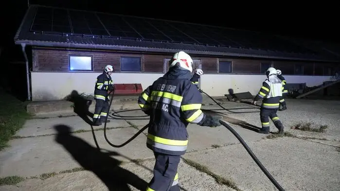 Im Spielberger Ortsteil Flatschach fand eine umfangreiche Alarmstufen-V-Übung statt, an der insgesamt 90 Feuerwehrleute aus Flatschach, Spielberg, Sachendorf, Bischoffeld, Knittelfeld und Apfelberg teilgenommen haben. 