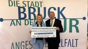 Bürgermeisterin Andrea Winkelmeier mit Chef und Gründer der Sanlas-Holding Günter Nebel