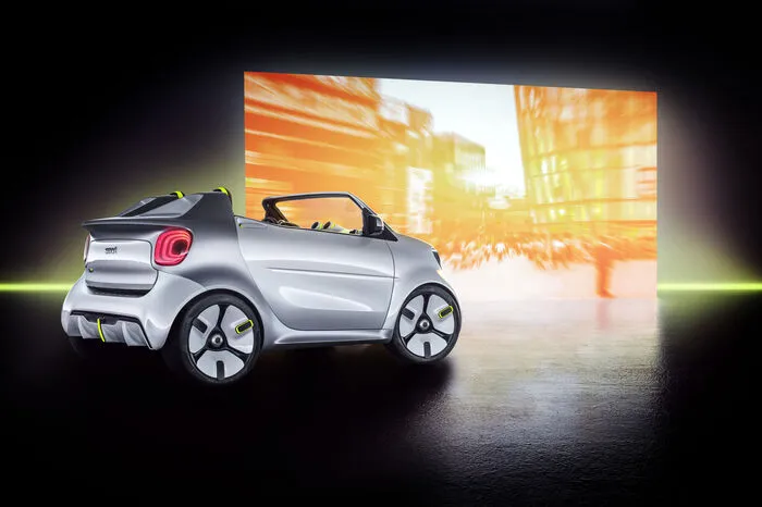Er greift das ursprüngliche Motto von Smart, „Reduce to the max“, mit einem Augenzwinkern wieder auf und kommt ohne Dach und mit einer verkürzten Windschutzscheibe aus.