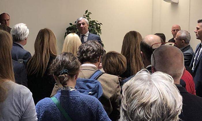 Umringt von Journalisten: Parlamentspräsident Antonio Tajani beim Neujahrsempfang