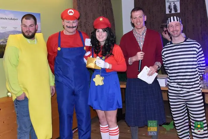 Wohl eher nicht, sondern der UFS Miesenbach lud wieder zum traditionellen Maskenball.