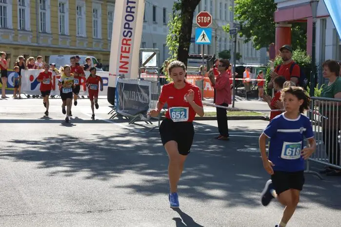 Beim internationalen Sonnwendlauf standen in Feldbach 430 Läufer und Läuferinnen aus acht Nationen am Start.