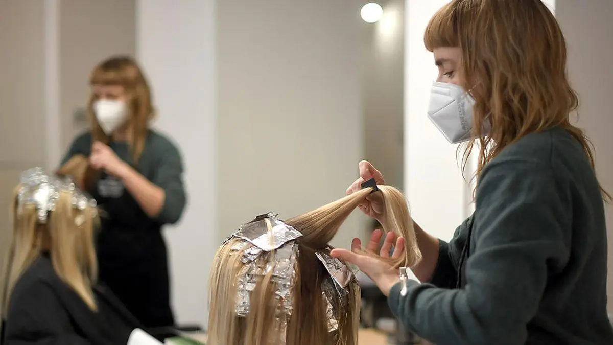 ABD0068_20210208 - WIEN - ÖSTERREICH: Eine Friseurin bei der Arbeit in Wien am Montag, 8. Februar 2021. In Österreich treten heute Lockerungen nach dem Lockdown in Kraft. - FOTO: APA/ROLAND SCHLAGER