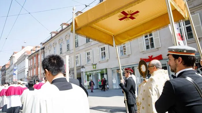 Bischof Wilhelm Krautwaschl trug die Monstranz vom Dom ...