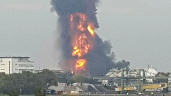 Rauchwolke über Ludwigshafen: Bei einer Explosion auf einem Werksgelände des Chemieriesen BASF sind am Montagmittag nach ersten Angaben mehrere Menschen verletzt worden.