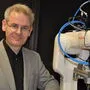 Leiter des PCCL-Forschungsbereichs Dieter P. Gruber mit seinem in Leoben entwickelten Hochgeschwindigkeitsroboter