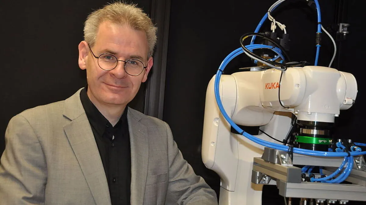 Leiter des PCCL-Forschungsbereichs Dieter P. Gruber mit seinem in Leoben entwickelten Hochgeschwindigkeitsroboter