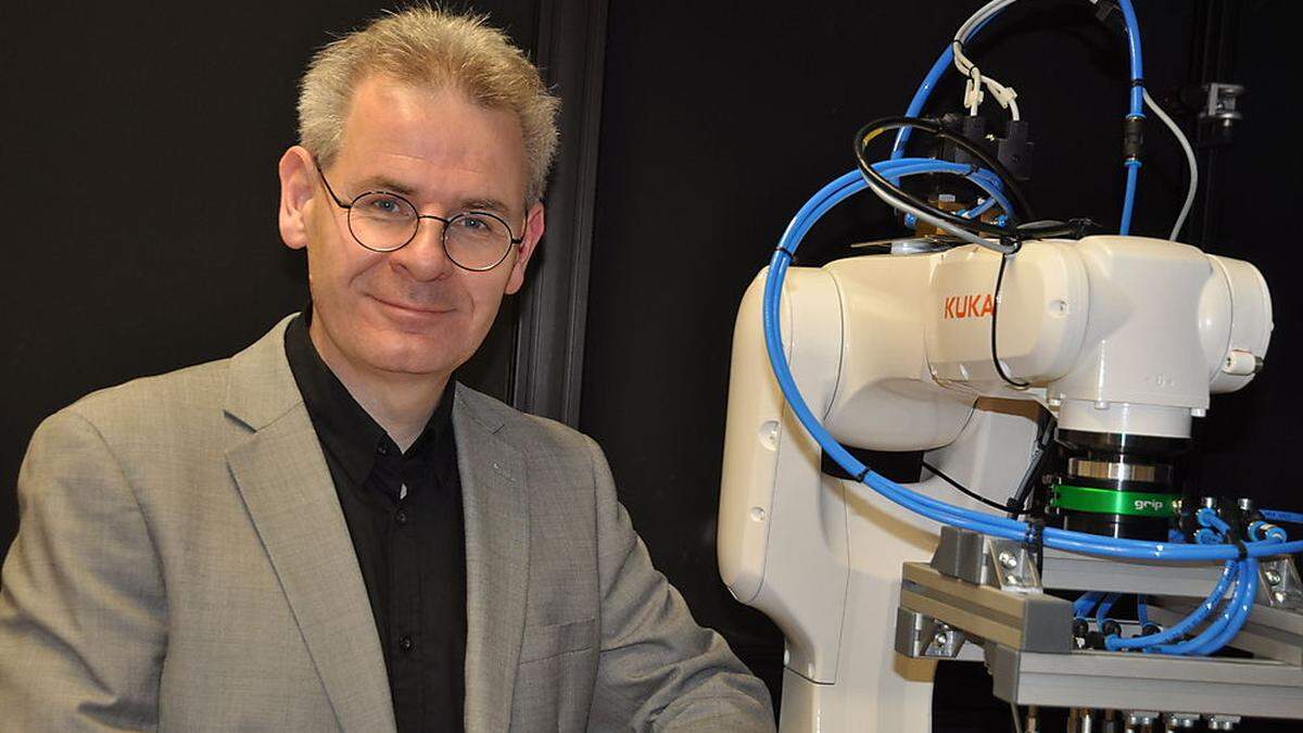 Leiter des PCCL-Forschungsbereichs Dieter P. Gruber mit seinem in Leoben entwickelten Hochgeschwindigkeitsroboter