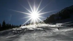AUT, 2021-02-13 FEATURE WINTERSPORT - SKIFAHREN IN PANDEMIEZEITEN SKIWELT WILDER KAISER BRIXENTAL: SKIFAHRER I GEGENLICHT *** AUT, 2021 02 13 FEATURE WINTERSPORT SKIING IN PANDEMIC TIMES SKIWELT WILDER KAISER BRIXENTAL SKIER I BACK LIGHT 