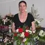 Frau mit Blumen | Meisterfloristin Eva Kienzl in ihrem Laden in St. Andrä