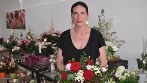 Frau mit Blumen | Meisterfloristin Eva Kienzl in ihrem Laden in St. Andrä