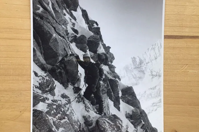 In der Matterhorn-Nordwand: Das Matterhorn ist ein 4478 Meter hoher formschöner Berg in der Schweiz. Gemeinsam mit Eiger und Grand Jorasses gehört die Nordwand des Matterhorns zu den drei großen Nordwänden der Alpen. Auf dem Foto sieht man Schlömmer im zweiten Drittel der Matterhorn-Nordwand - bei der ersten Winterdurchquerung überhaupt vom 2. bis 6. Februar 1962. Damals waren zeitgleich mehrere Seilschaften am Berg, als erster erreichte die Seilschaft Paul Etter und Hilti von Allmen den Gipfel, Schlömmer folgte kurz darauf. Der Bad Mitterndorfer schaffte es auch als erster Bergsteiger alle drei großen Nordwände der Alpen in einem Jahr zu klettern. 