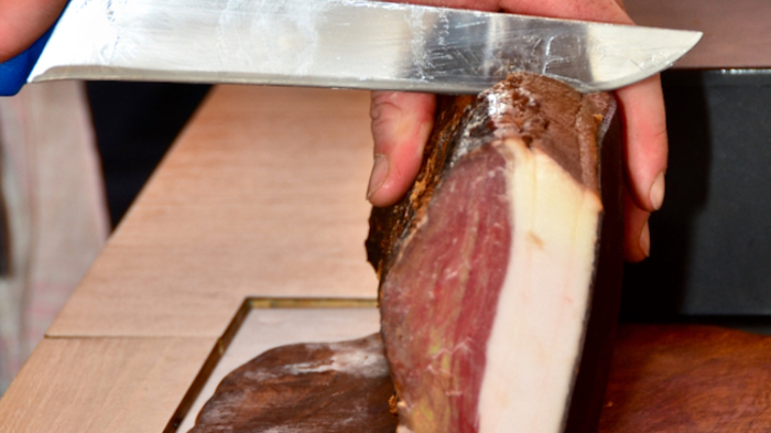 Ob frisch von der Speckseite, als Aufschnitt, im Gailtaler Frigga mit Gailtaler Almkäse oder verarbeitet in köstlichen Speisen, Speck mundet allen, das Speckfest stellt das kulinarische Aushängeschild der Region in den Vordergrund. Am Sonntag geht es ab 9 Uhr weiter.