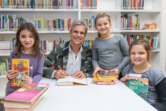 Thomas Brezina lüftet pikantes Geheimnis: Der Autor ist der große Held von Lea Rauchenberger aus Weiz. Thomas Brezina spielte Christkind und erfüllte der Siebenjährigen und ihren Freundinnen einen Herzenswunsch.