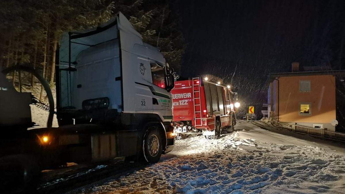 Lkw blieb auf der B72 hängen - zwei Stunden Stillstand