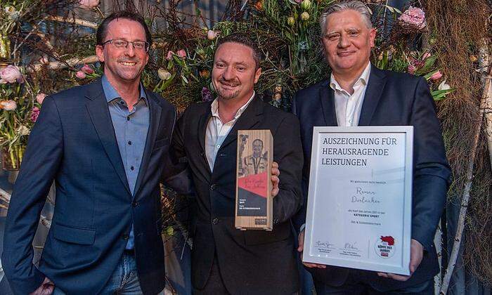 Rudolf Grandits (Volksbank) und Redakteur Raimund Heigl (l.) gratulierten Kickboxer Roman Durlacher