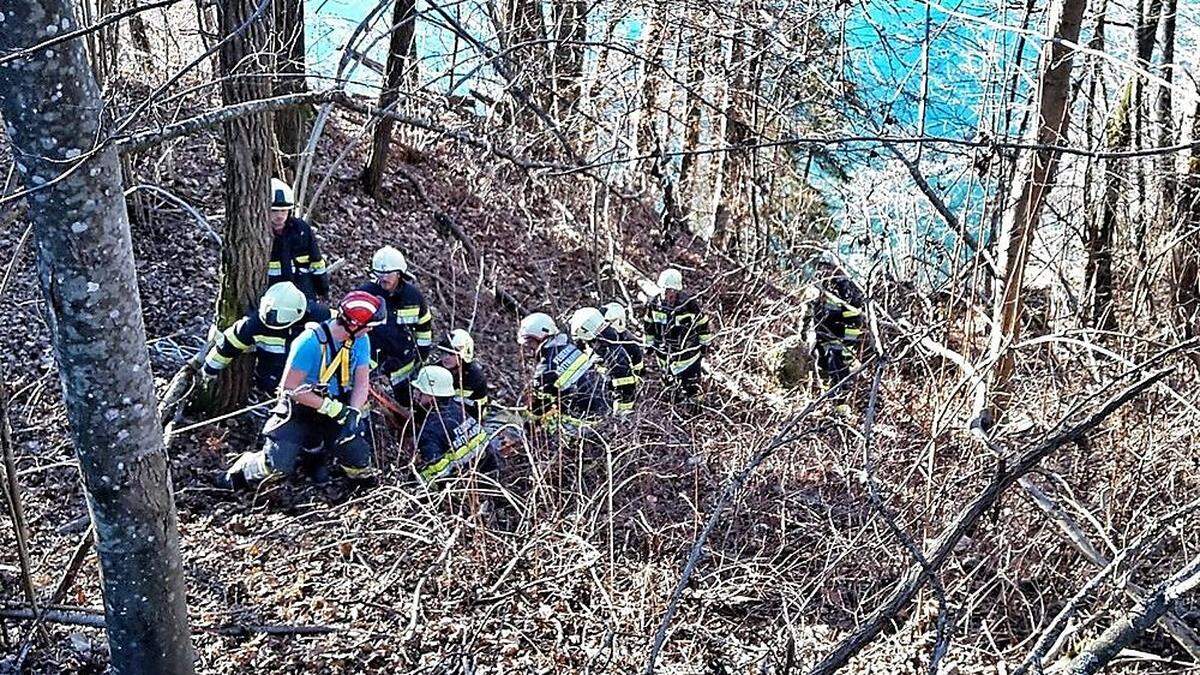 Die Feuerwehrleute konnten den jungen Mann vor dem Absturz bewahren 