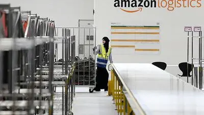 ABD0111_20190212 - GROSSEBERSDORF - ÖSTERREICH: Eine Mitarbeiterin des Amazon Verteilzentrum in Großebersdorf am Dienstag, 12. Februar 2019, im Rahmen einer Presseführung anl. der offiziellen Eröffnung. In einer Halle nahe des Autobahnknotens Eibesbrunn werden auf rund 9.800 Quadratmetern Pakete zur Auslieferung an Kunden vorbereitet. Das Verteilzentrum erhält Pakete aus anderen europäischen Amazon-Logistikzentren, die dann von Partnern abgeholt und zugestellt werden. - FOTO: APA/HANS KLAUS TECHT