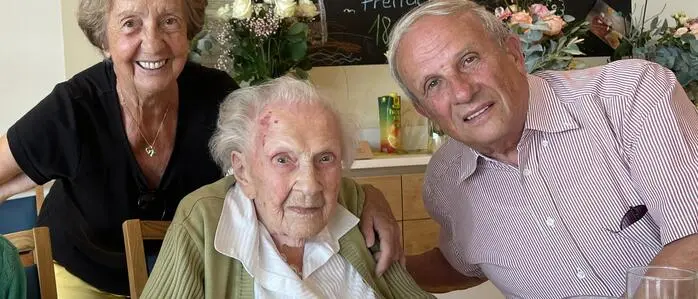 Heute und auch vor drei Jahren bei ihrem 107. Geburtstag an ihrer Seite: Jubilarin Erika Strohrigel mit ihrem Sohn Werner Klenner und Schwiegertochter Edeltraude Klenner