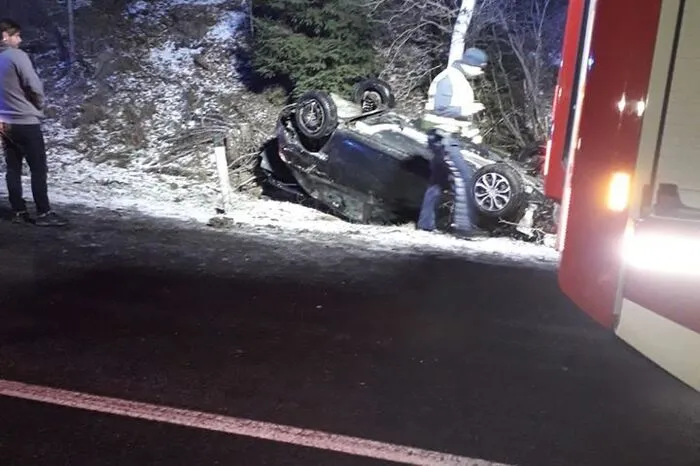... die verletzte Pkw-Lenkerin war beim Eintreffen der Feuerwehren schon aus dem Auto befreit ...