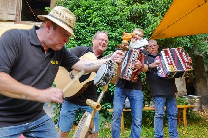 Zünftige Steirermusik zum Auftakt im Weltladenhof,