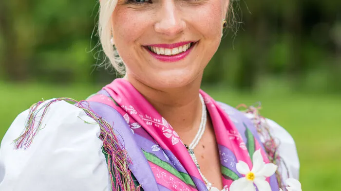 Am Abend des Pfingstsonntags wurde sie erst gewählt, am Pfingstmontag in der Früh sah sie bereits aus wie eine echte Hoheit: Narzissenkönigin 2015 Sabrina Schober aus Deutsch Goritz.