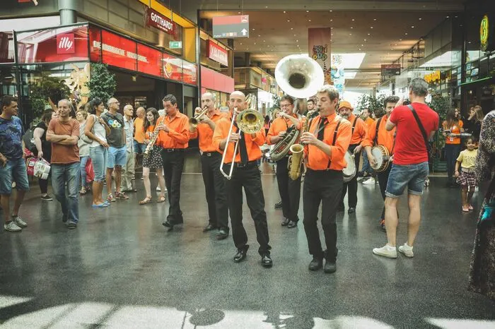Zu überhören war die Band, die im Rahmen von La Strada auftrat, nicht.