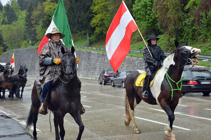 Allen voran: die Reiter mit den Fahnen ihrer Länder.