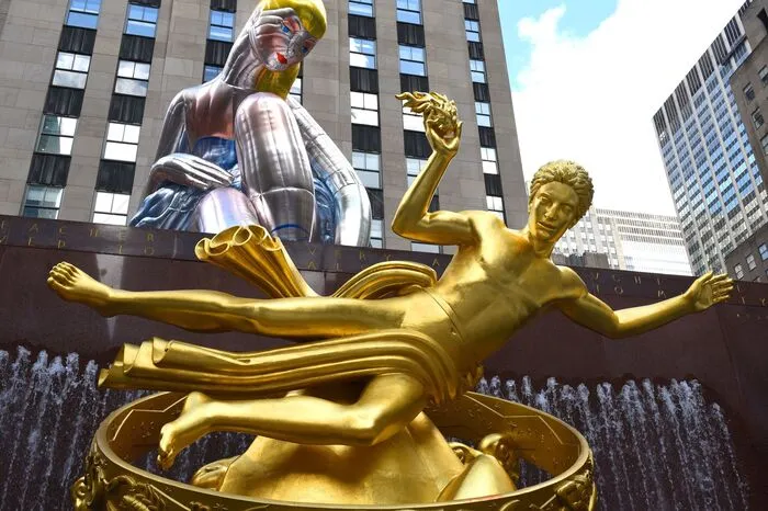 Zunächst hatte der Künstler eine Edelstahlskulptur entworfen, doch dann hatte er die Idee einer aufblasbaren Figur. "Jedes Mal, wenn wir tief einatmen und unsere Lungen dehnen, sind wir aufblasbar, und das ist ein Symbol für Optimismus", sagte er.
