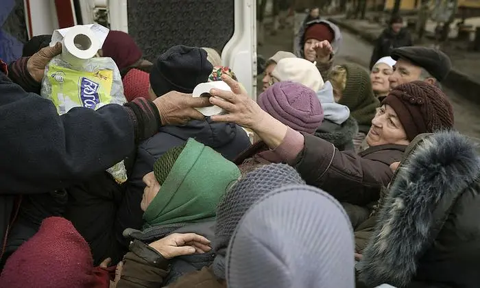 Nach den Soldaten erreichte ein Konvoi mit Sanitäts- und medizinischen Hilfsgütern die Stadt Butscha