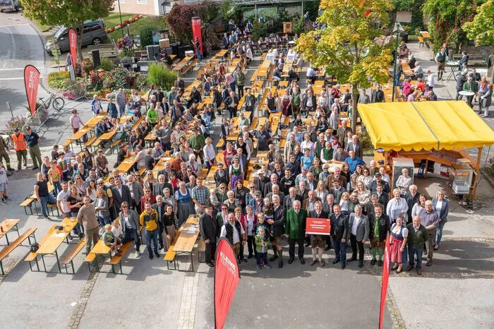 ... mit einer großen Gratulantenschar am Dorfplatz Wenigzell gefeiert.