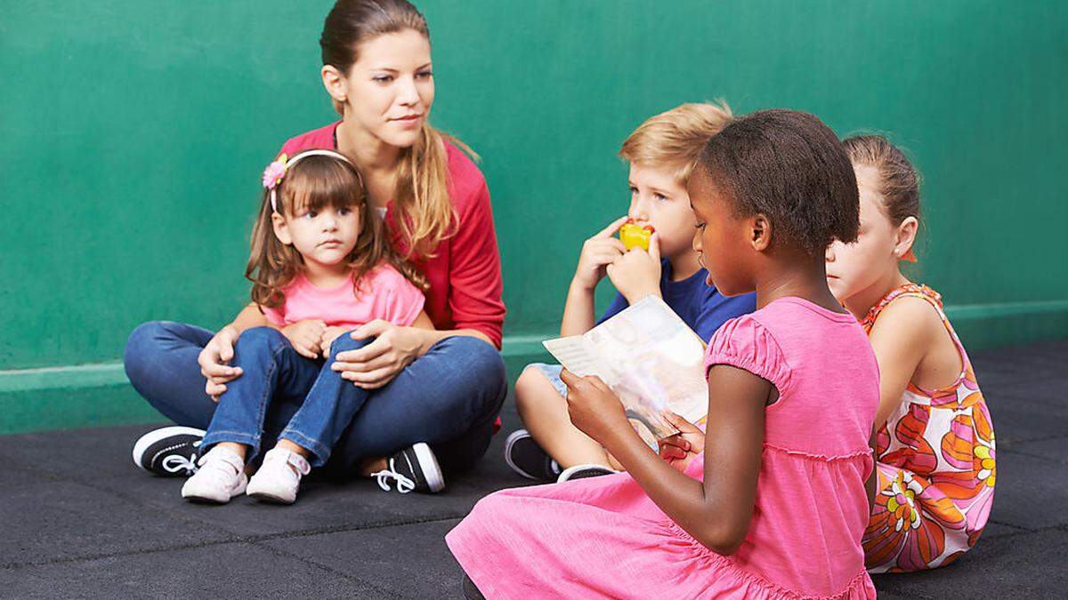 Themenbild: Junge Kindergartenpädagogin mit vier kleinen Kindern | Kinderbetreuung in Graz: Bildungsstadtrat Hohensinner warnt vor einem wesentlich zu knappen Budget
