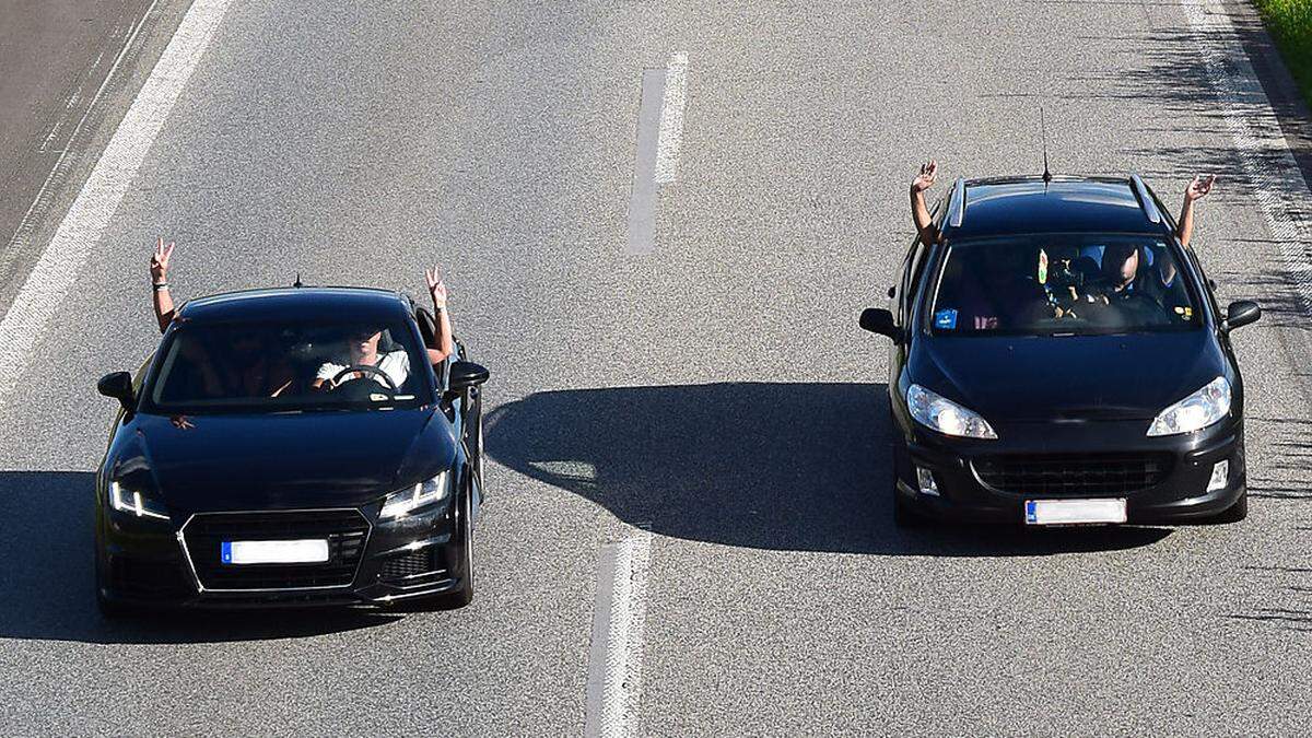 Nebeneinander fegten die beiden Autofreaks über die Landesstraße (Symbolbild)