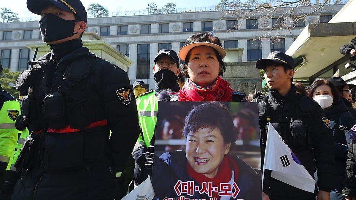 Regierungsanhänger mit einem Plakat der vorläufig entmachteten Präsidentin Park Geun-hye 