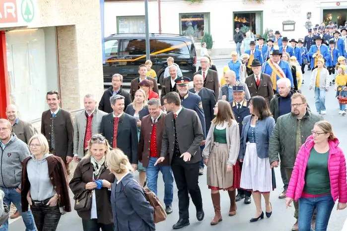 Beim Festzug mitmarschieren sah man neben mehreren Gemeindeoberhäuptern aus der Region unter anderem Landeshauptmann-Stellvertreter Martin Gruber, Landesrat Daniel Fellner, Bürgermeister Günter Kernle, Marktleiter Hannes Lesnik, Althofens Polizeichef Alexander Benedikt, Landesfeuerwehrkommandant-Stellvertreter Friedl Monai, Provisor John Opara, Landtagsabgeordneter Günter Leikam, Landjugend (LJ)-Obmann Johannes Kuss und LJ-Leiterin Ines Perchthaler, Feuerwehrkommandant Andreas Ladstätter, Herold Pauli Werzer sowie ÖSV-Speedtalent Carmen Spielberger. 