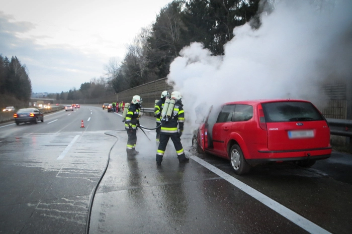 Auf der Südautobahn zwischen Laßnitzhöhe und dem Knoten Graz-Ost war ein Fahrzeug in Brand geraten.