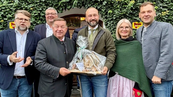 Gratulantenschar: Hannes Schwarz, Jörg Leichtfried, Werner Amon, Max Lercher, Gabriele Kolar und Philip Kucher (von links)
