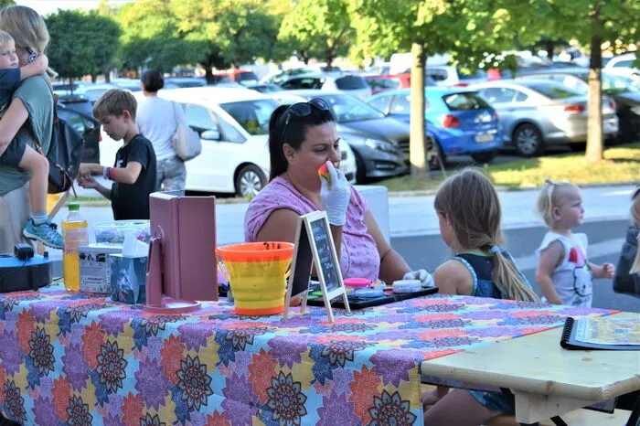 Isabella von "Bella Liem" verzauberte die Kids mit Airbrush Tattoos und Kinderschminke. 