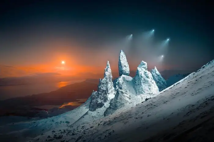 Landscape: Liam Man (Vereinigtes Königreich) für „Moonrise Sprites over Storr“, in dem die frühesten Momente des
aufgehenden Mondes und mehrere Drohnenlichter über dem Old Man of Storr auf der Isle of Skye,
Schottland, eingefangen wurden. Dieses Bild wurde während eines Schneesturms aufgenommen. Die
Aufnahme wurde mit großer Sorgfalt ausgeführt, kurz bevor das Mondlicht zu hell wurde.
