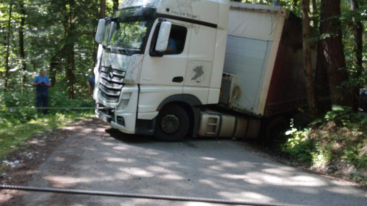 Der mit Speiseöl beladene Lkw kam von der Straße ab. Es bestand die Gefahr, dass der Anhänger umkippte