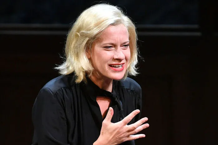 Die deutsche Schauspielerin Caroline Peters, seit 2004 Ensemblemitglied des Wiener Burgtheaters, spielte 2020 zum 100-Jahr-Jubiläum der Salzburger Festspiele in Hugo von Hofmannsthals "Jedermann" die Buhlschaft.
