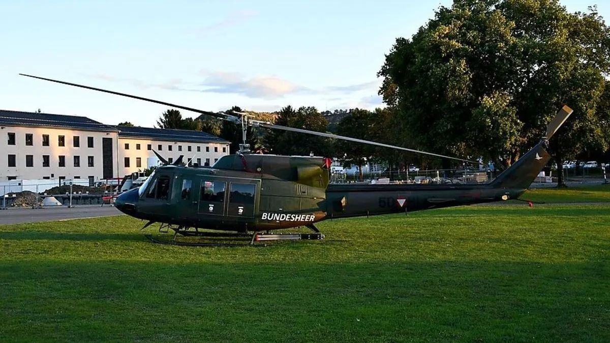 Eine der beiden Agusta Bell 212, die bei der Übung im Einsatz sind