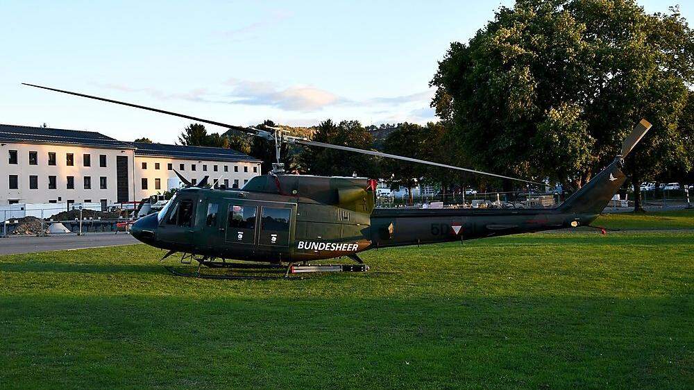 Eine der beiden Agusta Bell 212, die bei der Übung im Einsatz sind