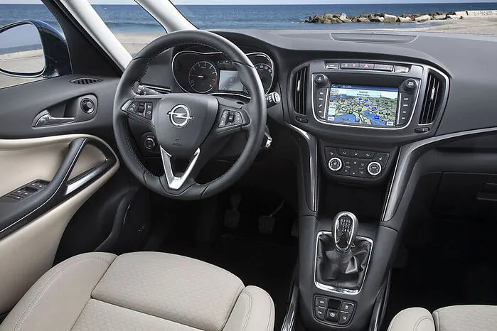Das Cockpit haben die Rüsselsheimer aufgeräumt: Saß der Monitor des Infotainment-Systems bisher oben auf der Mittelkonsole, wurde er jetzt durch einen 7-Zoll-Touchscreen ersetzt und ein Stück tiefer in die Mittelkonsole integriert. Gleichzeitig konnten die Designer so auf zahlreiche Knöpfe verzichten.