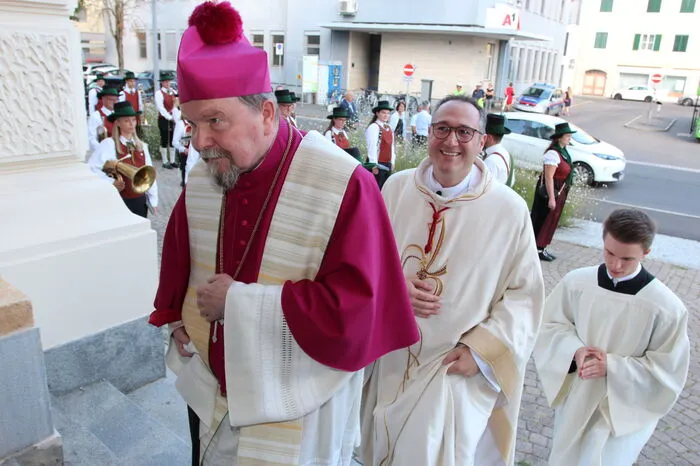 Generalvikar Erich Linhardt und Pfarrer Markus Schöck beim Einzug in die Kirche