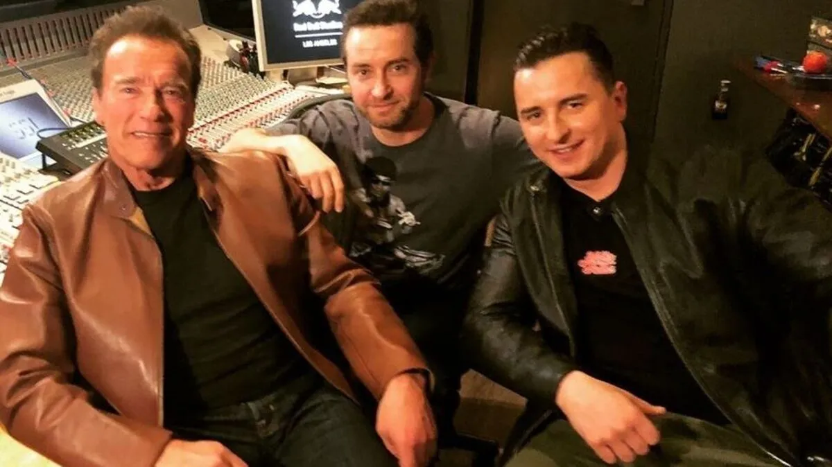 Arnold Schwarzenegger und Andreas Gabalier mit einem Musikproduzent 
