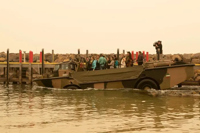 Ein Landungsboot der Marine legte am Freitag im Urlaubsort Mallacoota an der Südostküste des Landes an, wo Bewohner und Urlauber seit Silvester festsaßen.